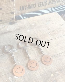 画像1: VINTAGE SMILEY FACE COPPER KEYCHAIN CHARM