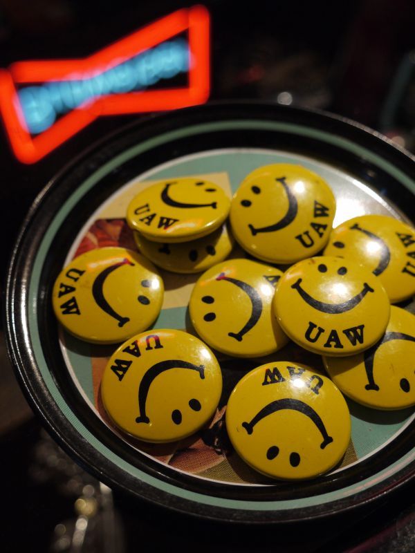 画像1: UNITED AUTO WORKERS VTG SMILEY PINBACK