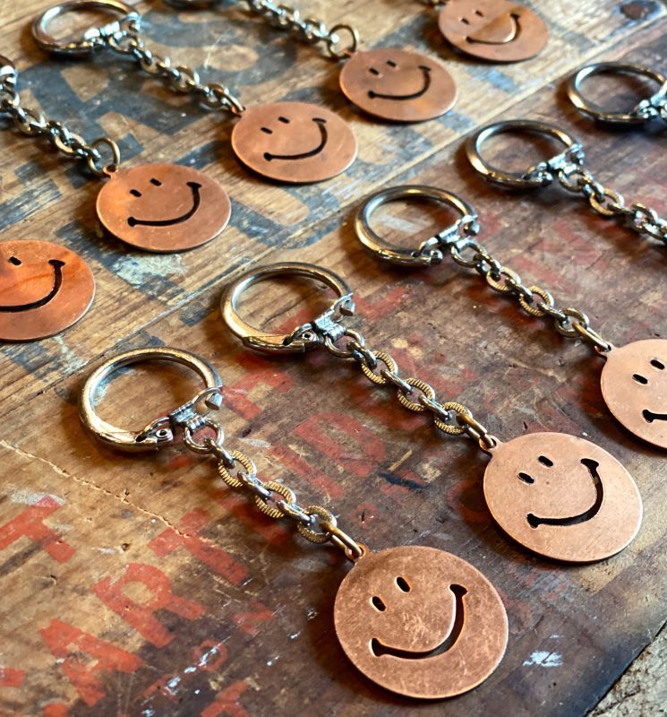 画像2: VINTAGE SMILEY FACE COPPER KEYCHAIN CHARM