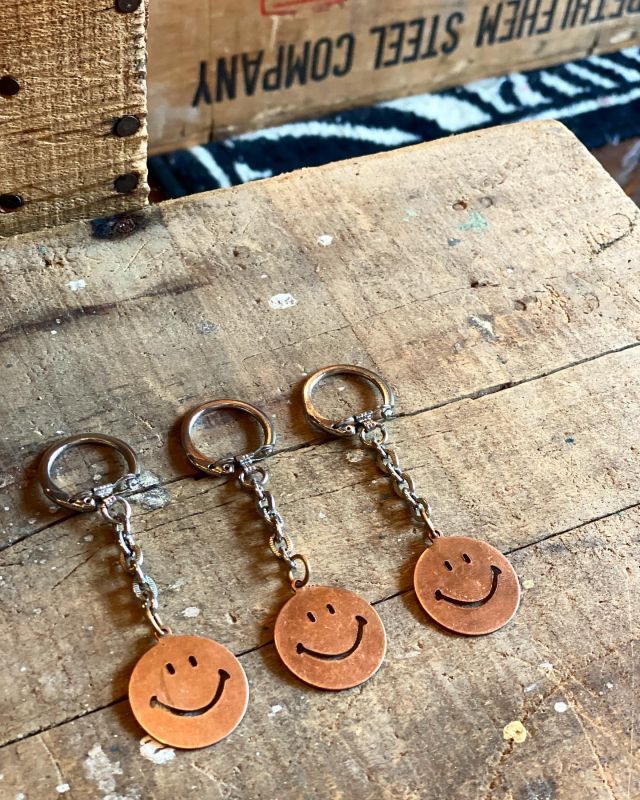 画像1: VINTAGE SMILEY FACE COPPER KEYCHAIN CHARM