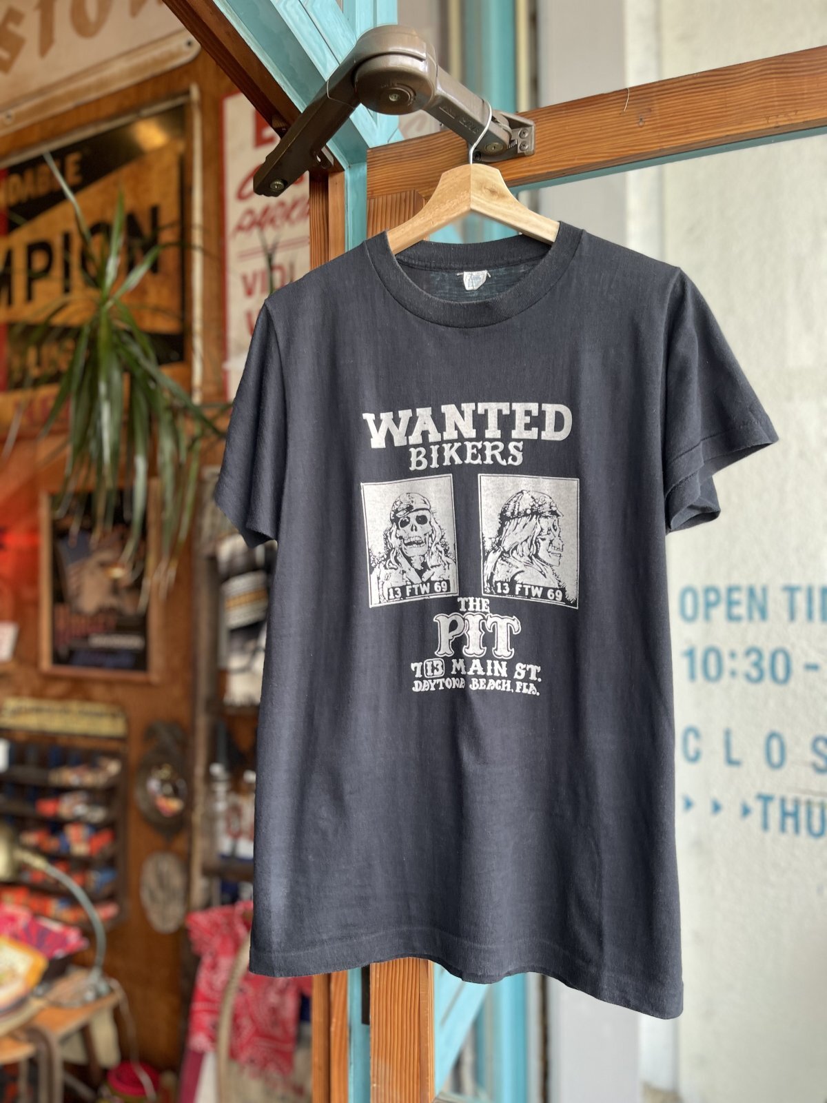 画像1: VINTAGE 70s WANTED BIKERS SKULL “THE PIT” T-SHIRT  L